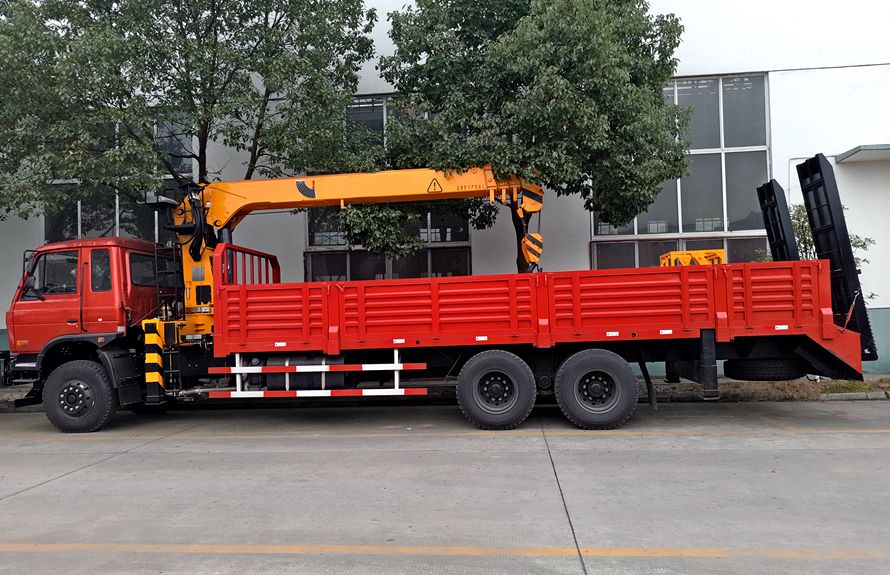 東風后八輪12噸隨車吊正側圖片