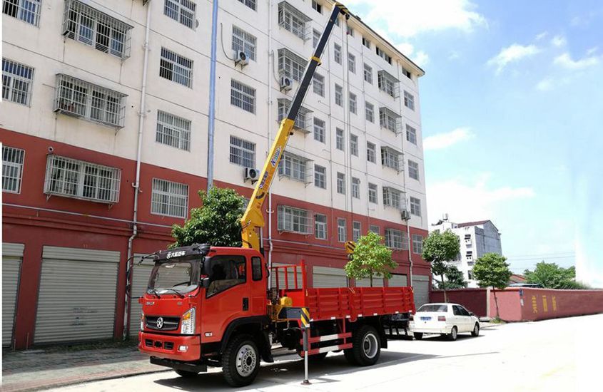 大運徐工3噸隨車吊吊臂伸出左側圖片