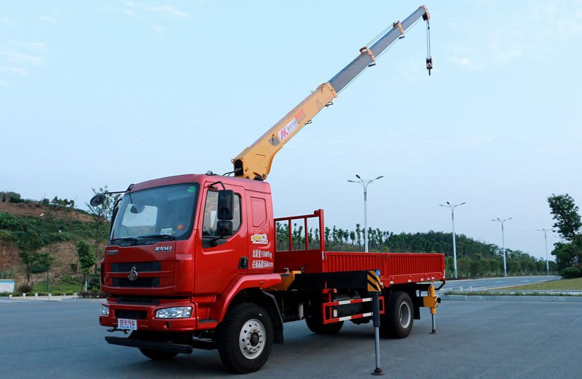 東風柳汽徐工6.3噸隨車吊左側實拍圖片