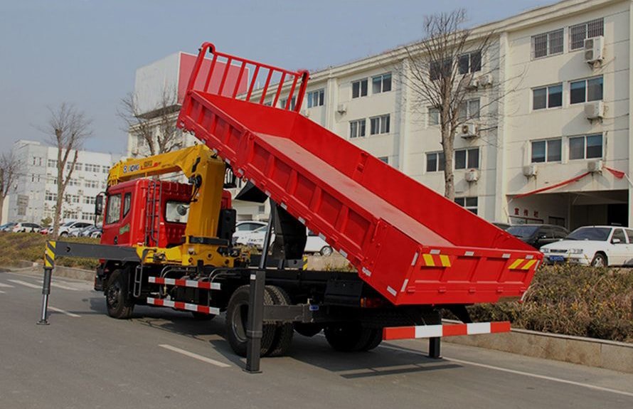 東風徐工8噸隨車吊后側工作實拍圖片