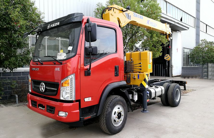 大運5噸藍牌隨車吊左側工作實拍圖片