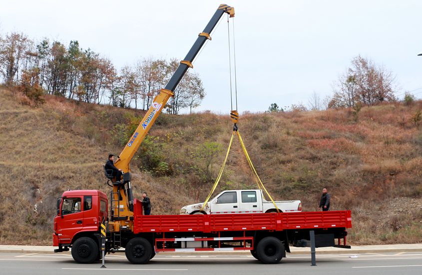東風專底小三軸10噸隨車吊正側實拍圖片